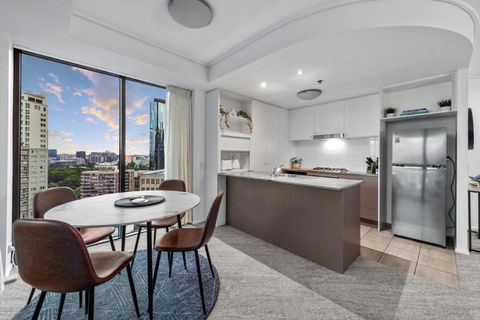 A Touch Of Class - 2Bed-2Bath-1Car-Balcony-Views - CBD - Darwin Holiday 3