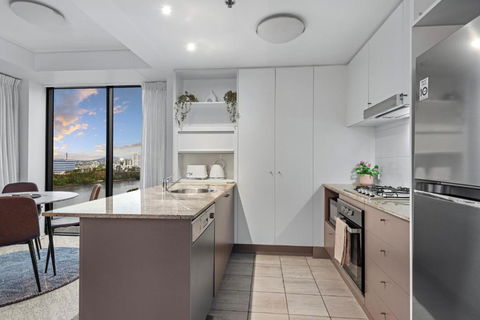 A Touch Of Class - 2Bed-2Bath-1Car-Balcony-Views - CBD - Darwin Holiday 4