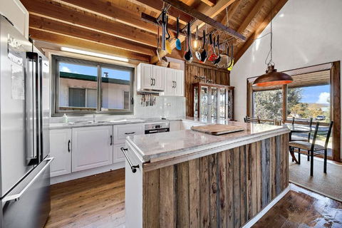 Aarlaur 2 - Charming 2BR Rustic Home L Bath L Fire Pit L WiFi L Air-Con - Darwin Holiday 3