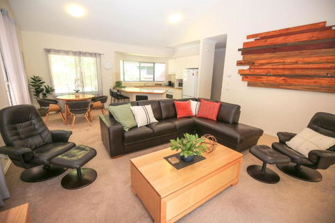 Abenaki - Darwin Holiday 1