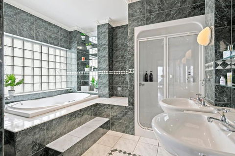 Absolute Bay Frontage With Open Fire And Spa Bath - Darwin Holiday 3