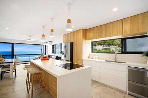 Absolute Beach Front Renovated 3 Bdrm 2 Bath App - Darwin Holiday 2