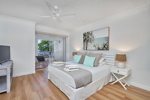 Absolute Beachfront 2 Bedroom Apartment Alassio Palm Cove - Darwin Holiday 1