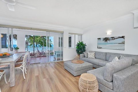 Absolute Beachfront 2 Bedroom Apartment Alassio Palm Cove - Darwin Holiday 2