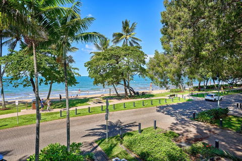 Absolute Beachfront 2 Bedroom Apartment Alassio Palm Cove - Darwin Holiday 0