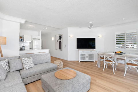 Absolute Beachfront 2 Bedroom Apartment Alassio Palm Cove - Darwin Holiday 4