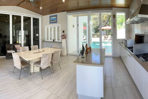 Absolute Beachfront 2 Bedroom Luxury Holiday Apartment - Darwin Holiday 2