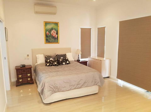 Absolute Beachfront 2 Bedroom Luxury Holiday Apartment - Darwin Holiday 3