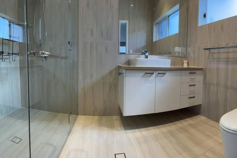 Absolute Beachfront 2 Bedroom Luxury Holiday Apartment - Darwin Holiday 4