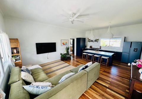 Absolute Beachfront Bowen Beach House-family Time - Darwin Holiday 3