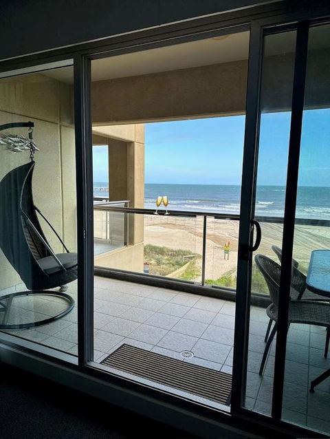 Absolute Beachfront At The Pier Glenelg - Darwin Holiday 0