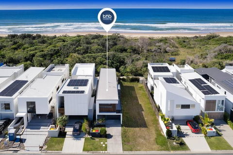 Absolute Beachfront Marcoola 4Bd, Heated Spa - Darwin Holiday 0