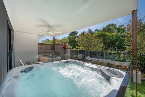 Absolute Beachfront Marcoola 4Bd, Heated Spa - Darwin Holiday 1