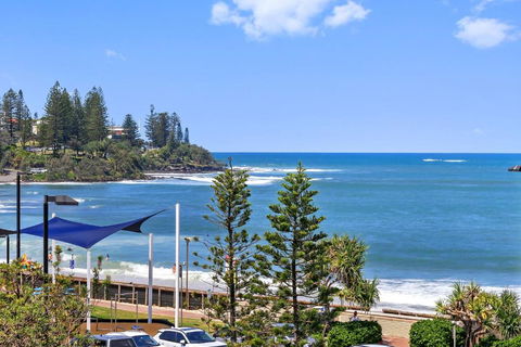 Absolute Beachfront Rolling Surf Resort - Darwin Holiday 0