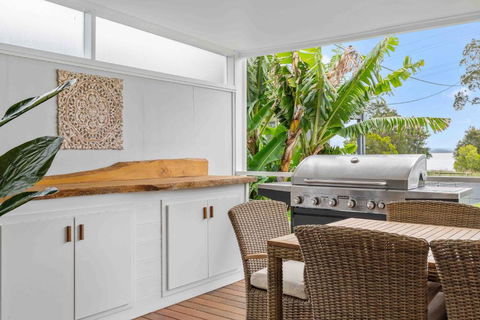 Absolute Foreshore Lakeside Cottage - Darwin Holiday 1