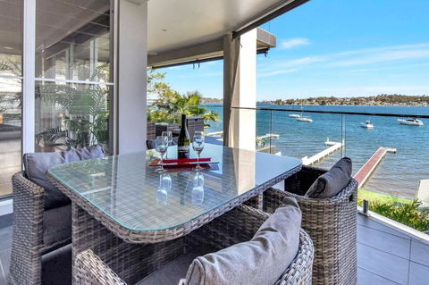 Absolute Waterfront Lakehouse Fishing Point Waterfront Pool Jetty - Darwin Holiday 3
