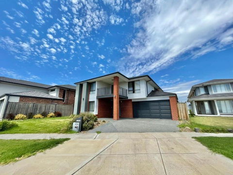 Absolutely Stunning - Bayside Point Cook 5BR Home - Darwin Holiday 0