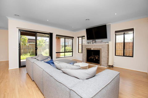 Absolutely Stunning - Bayside Point Cook 5BR Home - Darwin Holiday 1