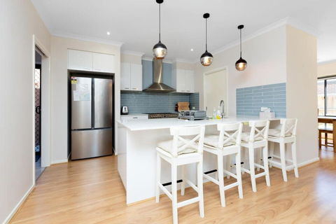 Absolutely Stunning - Bayside Point Cook 5BR Home - Darwin Holiday 2