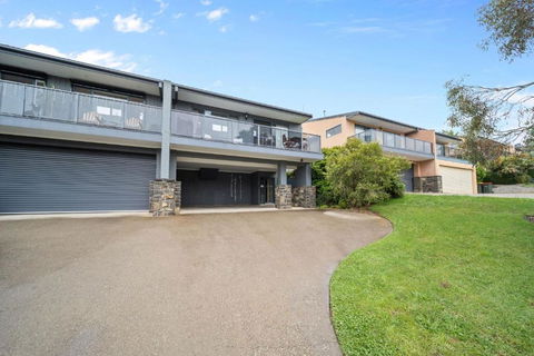 Acacia 2 - Modern 3BR Townhouse L Bath L WiFi L BBQ L Foxtel - Darwin Holiday 1