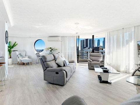 Acapulco 2 Bedroom Ocean View Surfers Paradise - CoastHM - Darwin Holiday 1