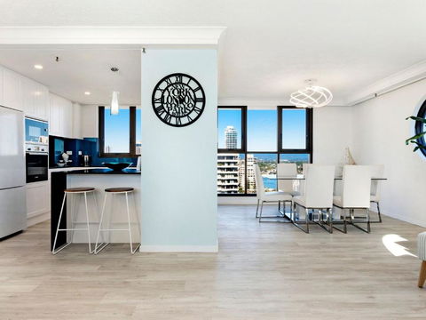 Acapulco 2 Bedroom Ocean View Surfers Paradise - CoastHM - Darwin Holiday 2