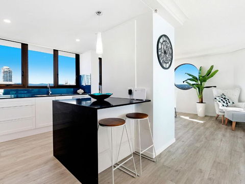 Acapulco 2 Bedroom Ocean View Surfers Paradise - CoastHM - Darwin Holiday 4