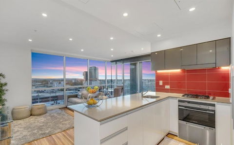 Adelaide Central Skyline Panoramic Suite - Darwin Holiday 3