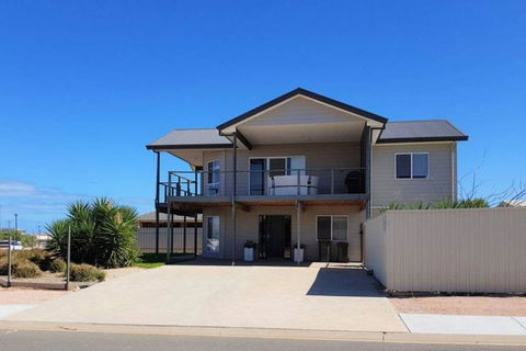 Agape Holiday Home With Pool Table ,NBN Internet - Darwin Holiday 0
