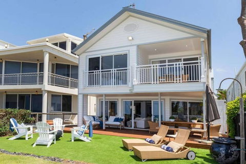Absolute Beachfront Family Size Home - Darwin Holiday 1
