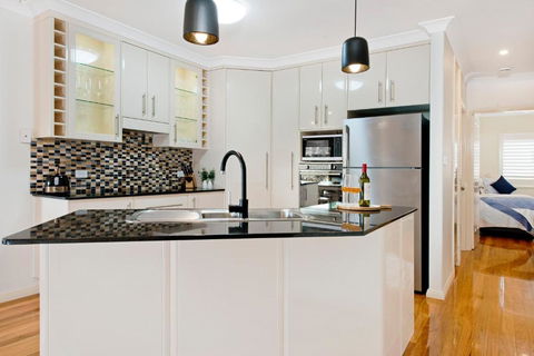 Adrift At Dolphin Cove Apt 5 - Riverfront Modern - Darwin Holiday 3