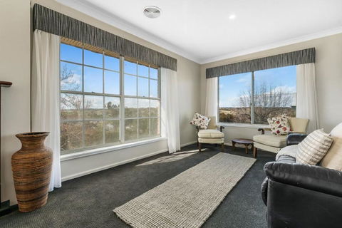 A House With A View, Molong. NSW - Darwin Holiday 4