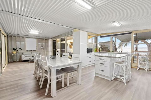 Absolute Waterfront Hidden Gem Toukley - Darwin Holiday 2
