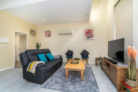 Absolutely Spacious APT Unit Between ANU And City - Darwin Holiday 1