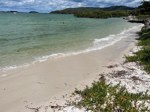 ABSOLUTE BEACHFRONT Port Stephens - Pindimar Beach House - Darwin Holiday 3
