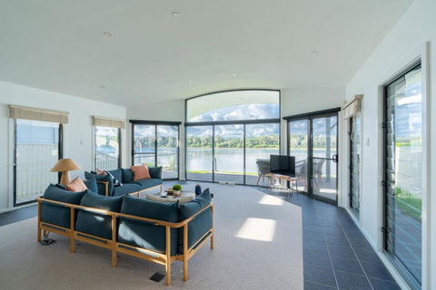 Absolute Waterfront Beach House - Darwin Holiday 0