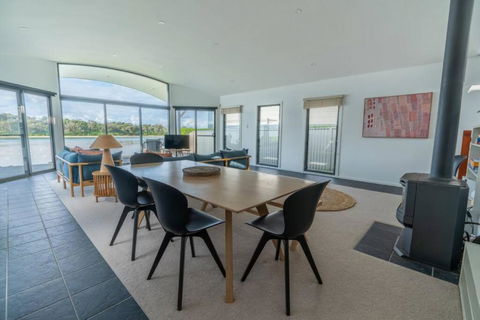 Absolute Waterfront Beach House - Darwin Holiday 4