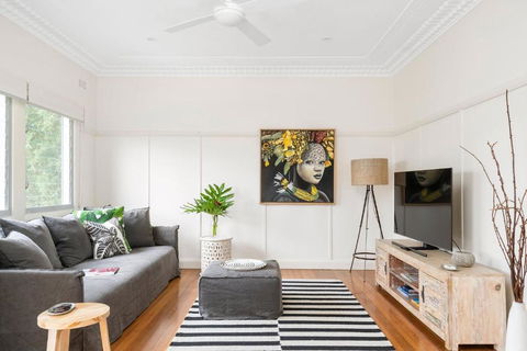 A Perfect Stay - The White Rabbit - Darwin Holiday 2
