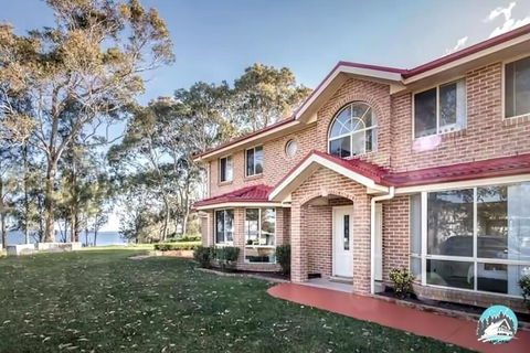 Aircabin - Tuggerawong - Lake Front - 9 Beds House - Darwin Holiday 1