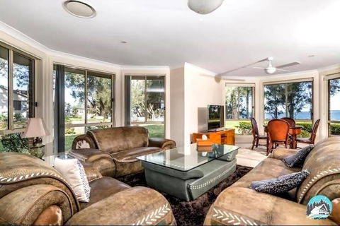 Aircabin - Tuggerawong - Lake Front - 9 Beds House - Darwin Holiday 3