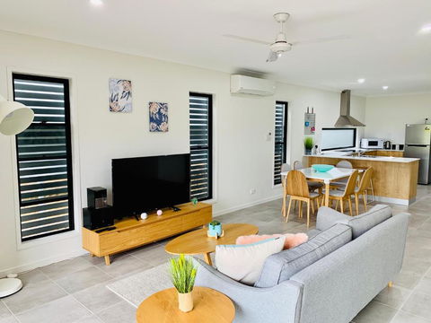 AIRLIE BEACH Delight. Hop, Skip Jump To Everything - Darwin Holiday 0