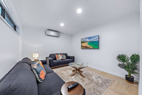 Airlie Beach Home - Darwin Holiday 1