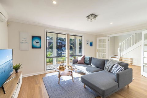 Akoya House 122 Tomaree Rd Pet Friendly Linen Air Conditioning WiFi And Boat Parking - Darwin Holiday 1