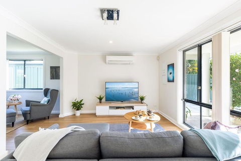 Akoya House 122 Tomaree Rd Pet Friendly Linen Air Conditioning WiFi And Boat Parking - Darwin Holiday 2