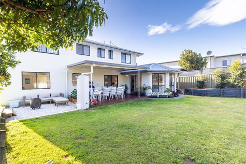 Akoya House 122 Tomaree Rd Pet Friendly Linen Air Conditioning WiFi And Boat Parking - Darwin Holiday 0