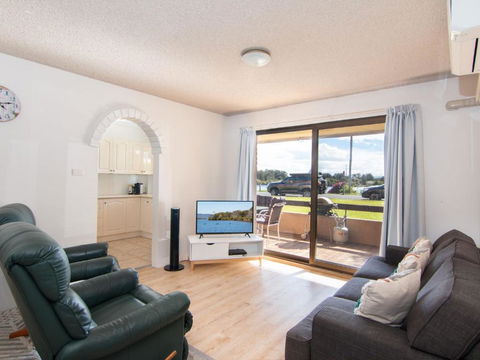 Akuna 3 Ground Floor Opposite Wallis Lake - Darwin Holiday 1