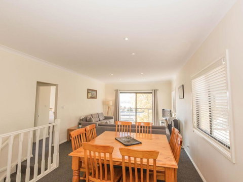 Alaska 2 8 Poley Cow Lane - Darwin Holiday 3