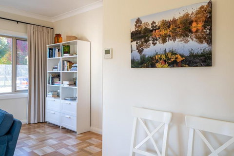 Alderwood Cottage - Cottage W Gorgeous Dam Views! - Darwin Holiday 1