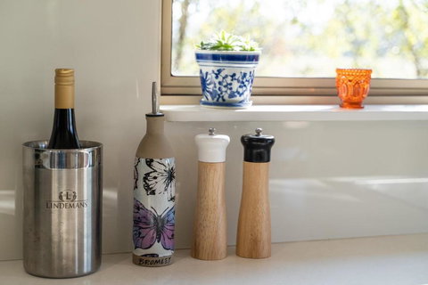 Alderwood Cottage - Cottage W Gorgeous Dam Views! - Darwin Holiday 2