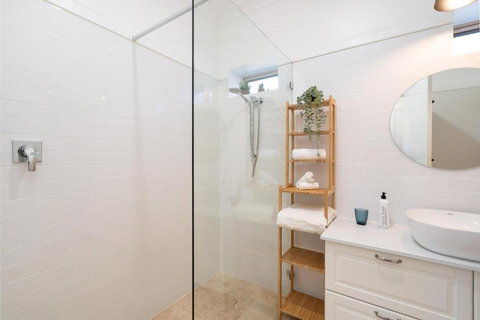 Alderwood Cottage - Cottage W Gorgeous Dam Views! - Darwin Holiday 3